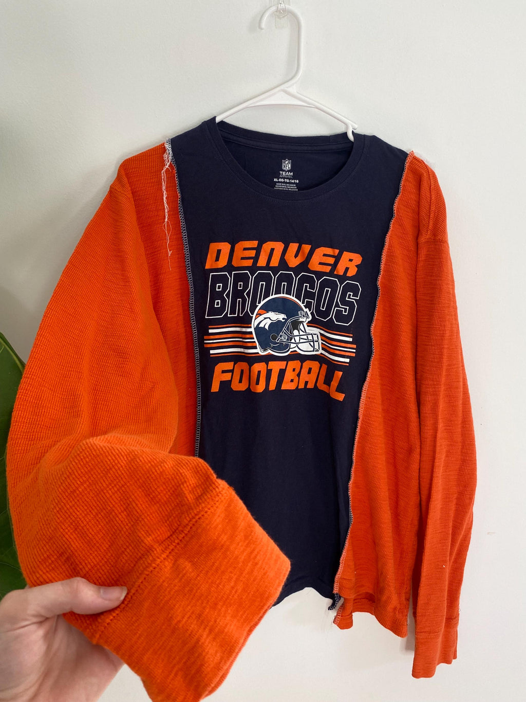 Denver Broncos color-block long sleeve shirt (L)
