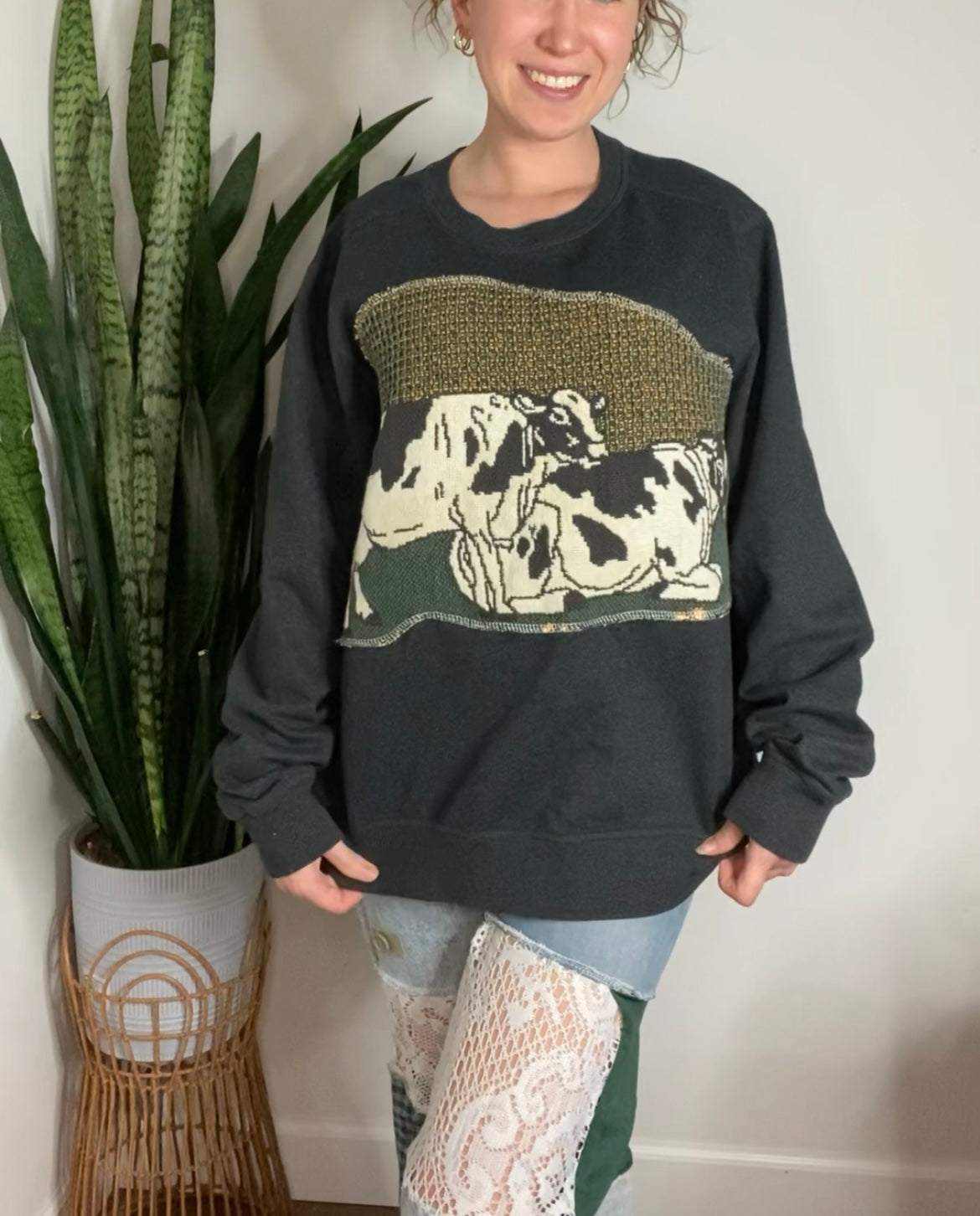 Cow tapestry patch crewneck (L)