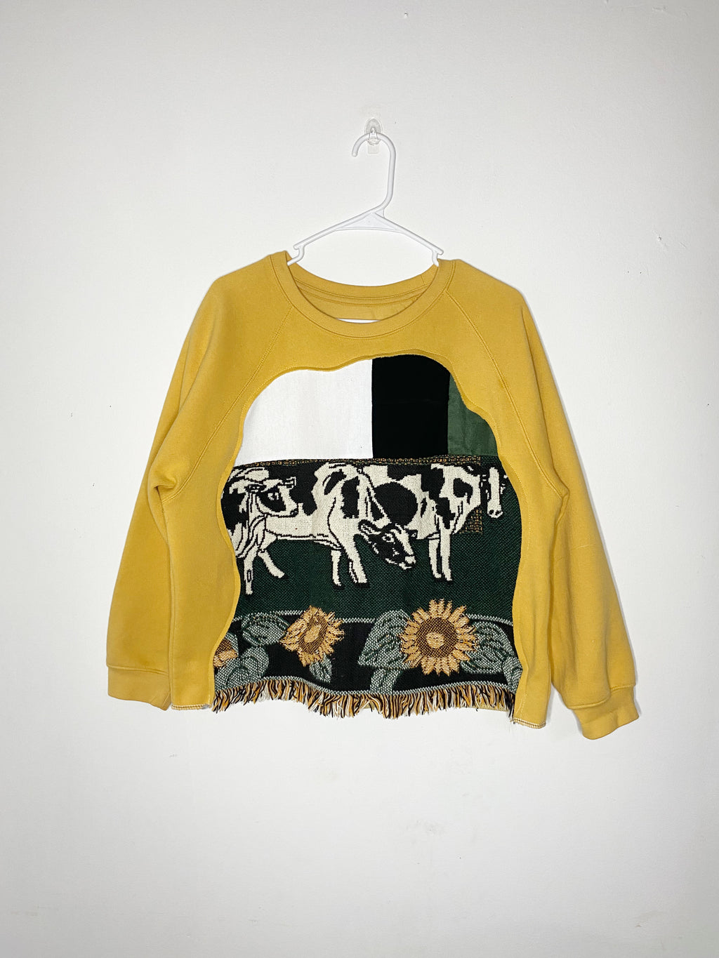 Yellow sunflower cow tapestry fringe crewneck (M)