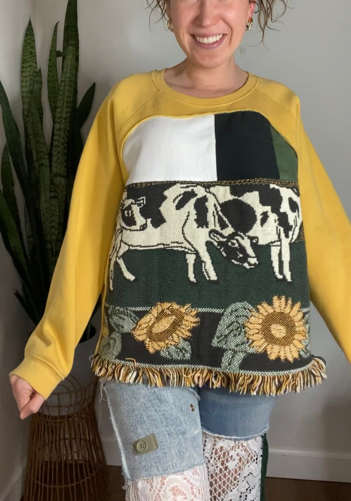 Yellow sunflower cow tapestry fringe crewneck (M)